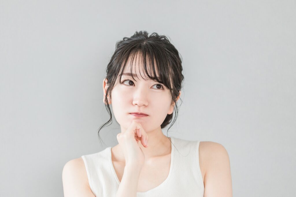 ヨガとストレッチの違いに悩む女性