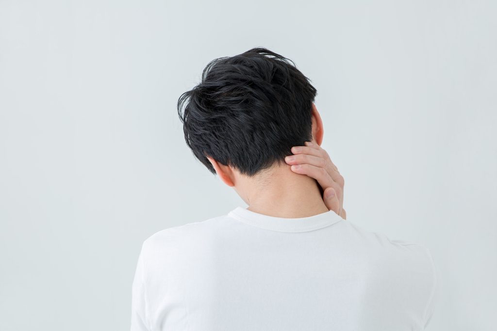 肩こりを繰り返す男性