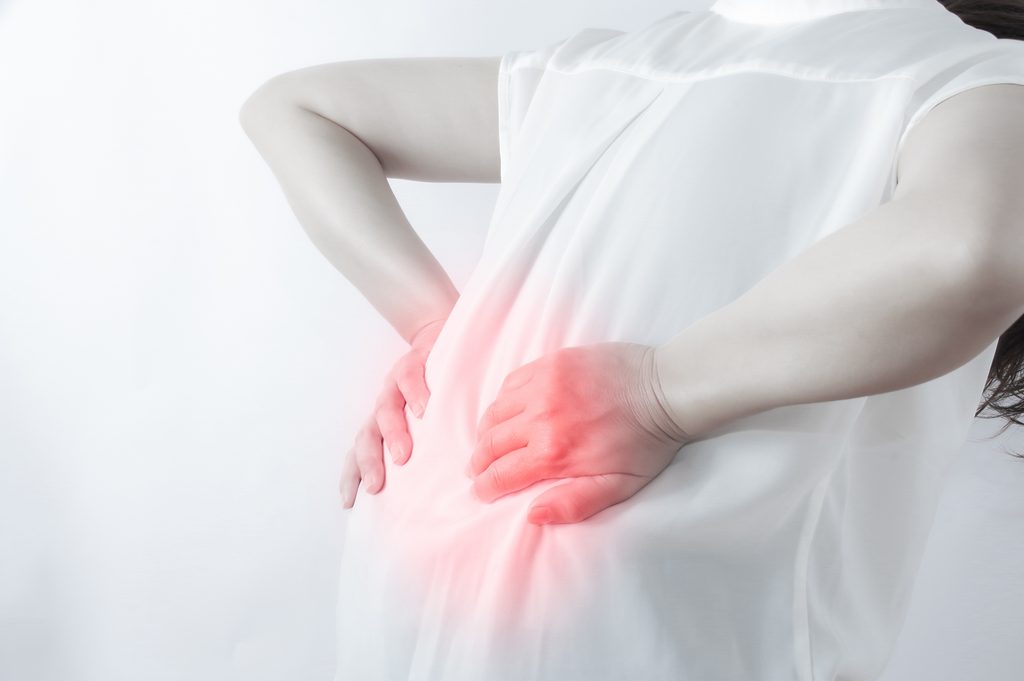 腰痛に悩む女性