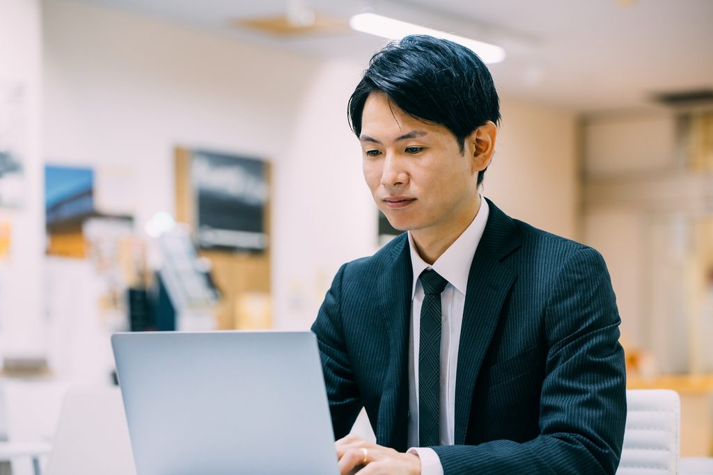 デスクワークで同じ姿勢が続く男性