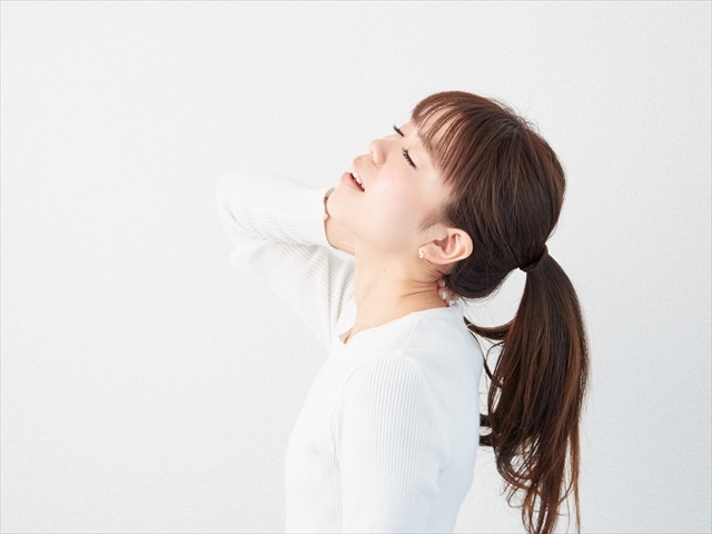 首こりに悩む女性
