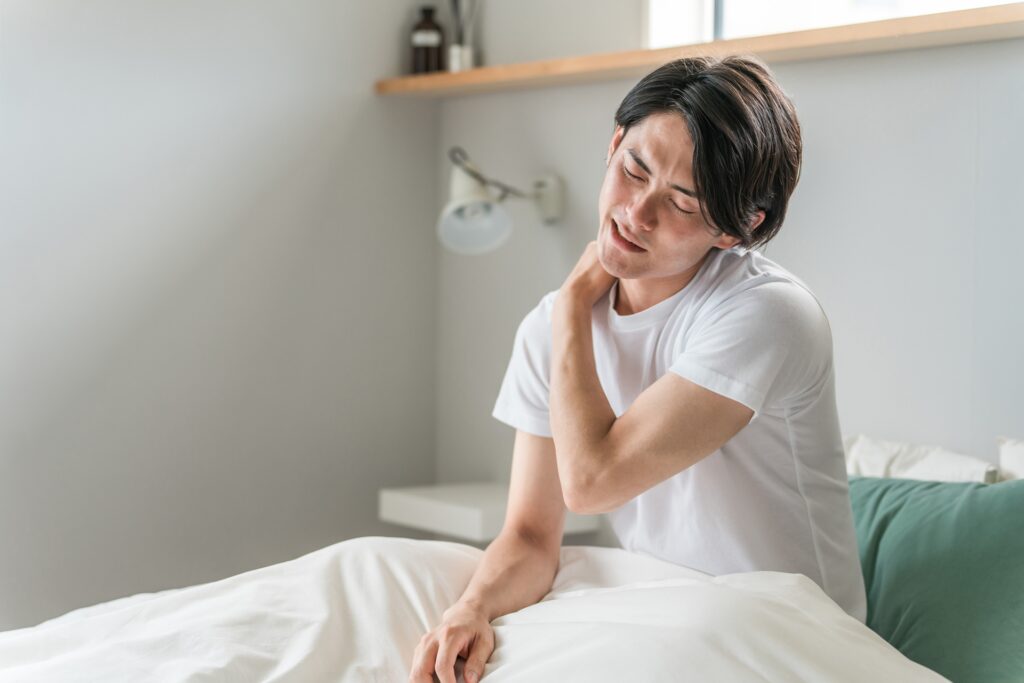 首こりで悩む男性