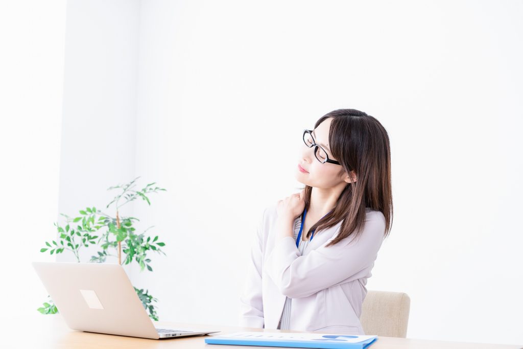 座りっぱなしの女性