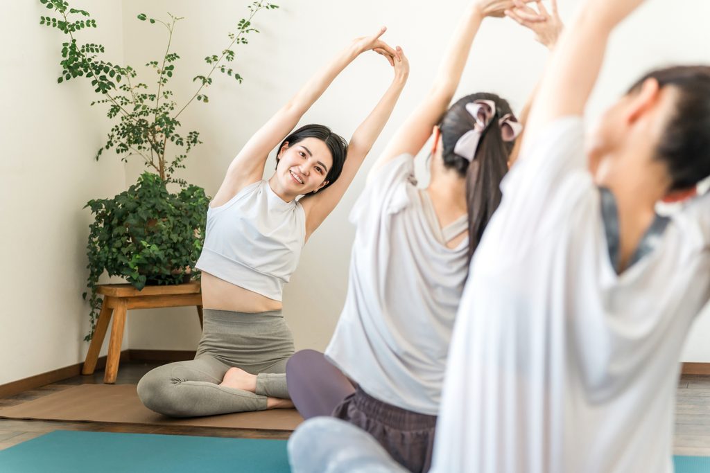 大人向けのストレッチ教室の様子