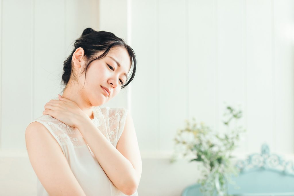 首こりが気になるときに今すぐできるストレッチ