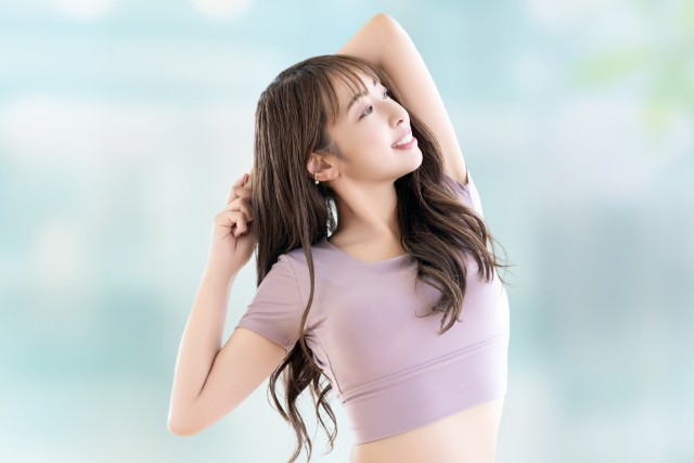 ストレッチで痩せるために頑張る女性